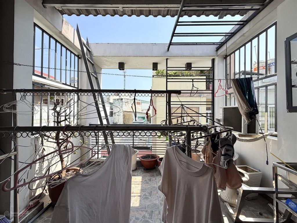  9,5 tỷ  lô góc 3 mặt thoáng .57m a4 .5pn cách mt lê văn sỹ chỉ 10m