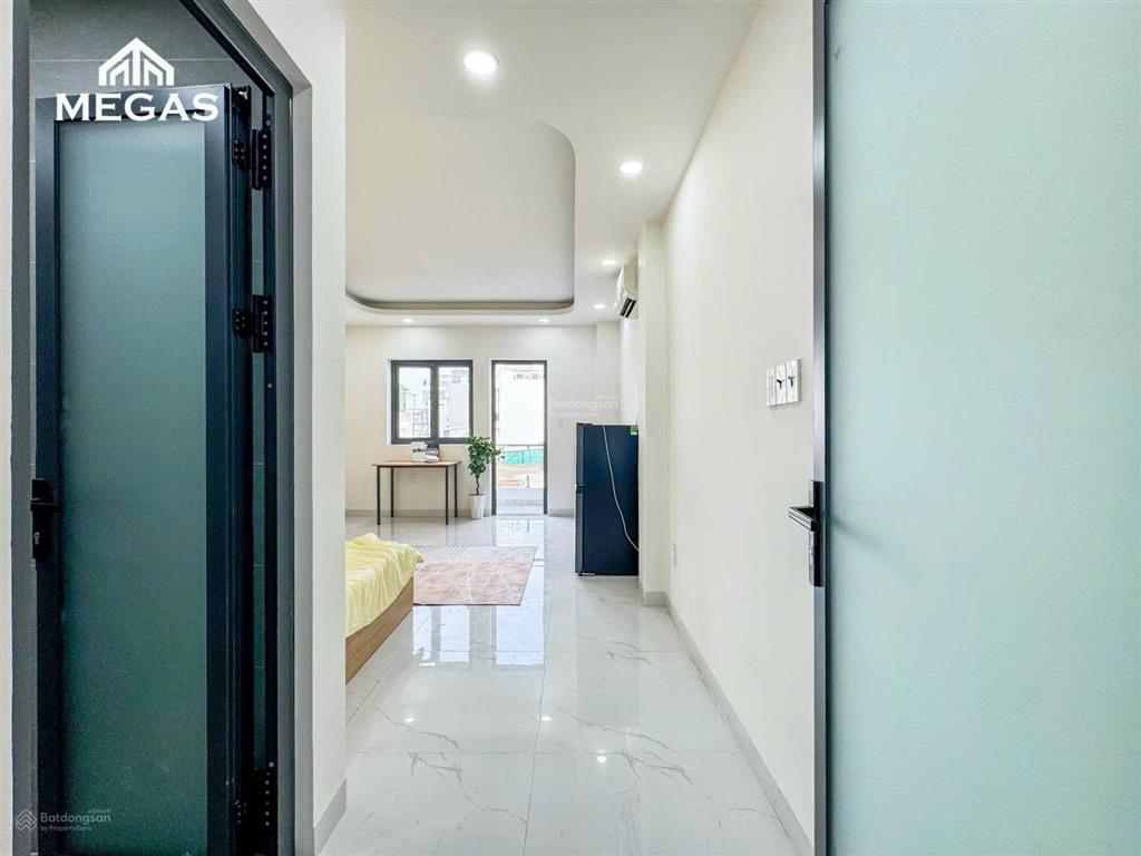 Studio ban công full nội thất siêu thoáng ngay emart phan văn trị