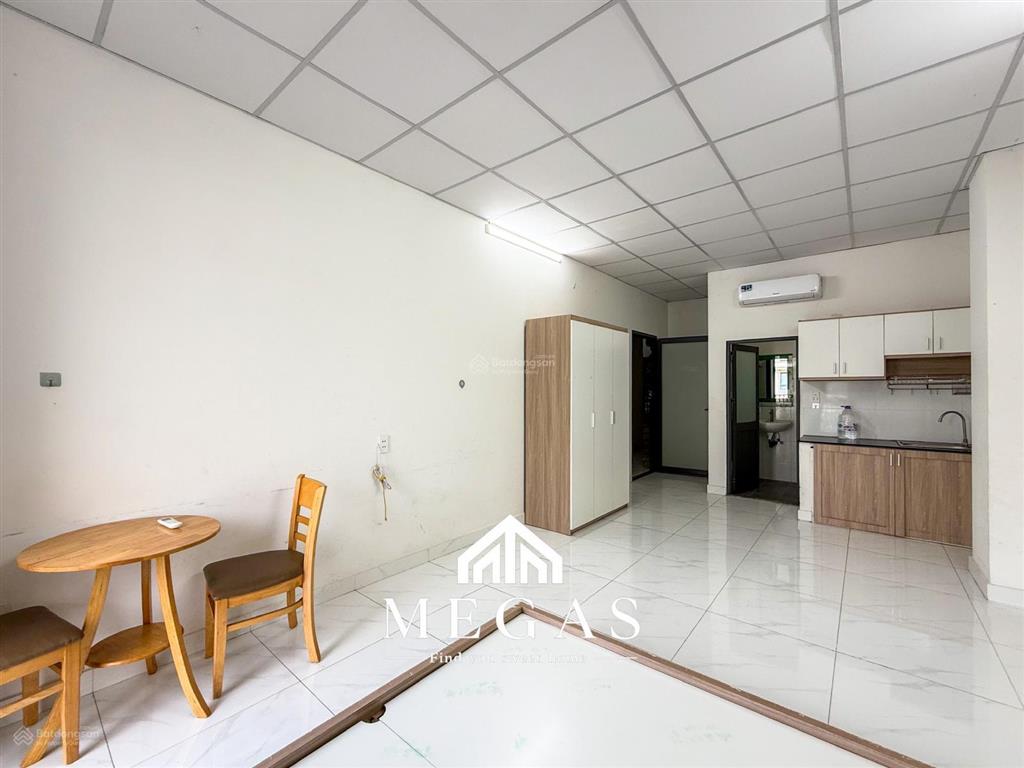Trống sẵn căn studio ban công ngay trong nội khu vạn phúc