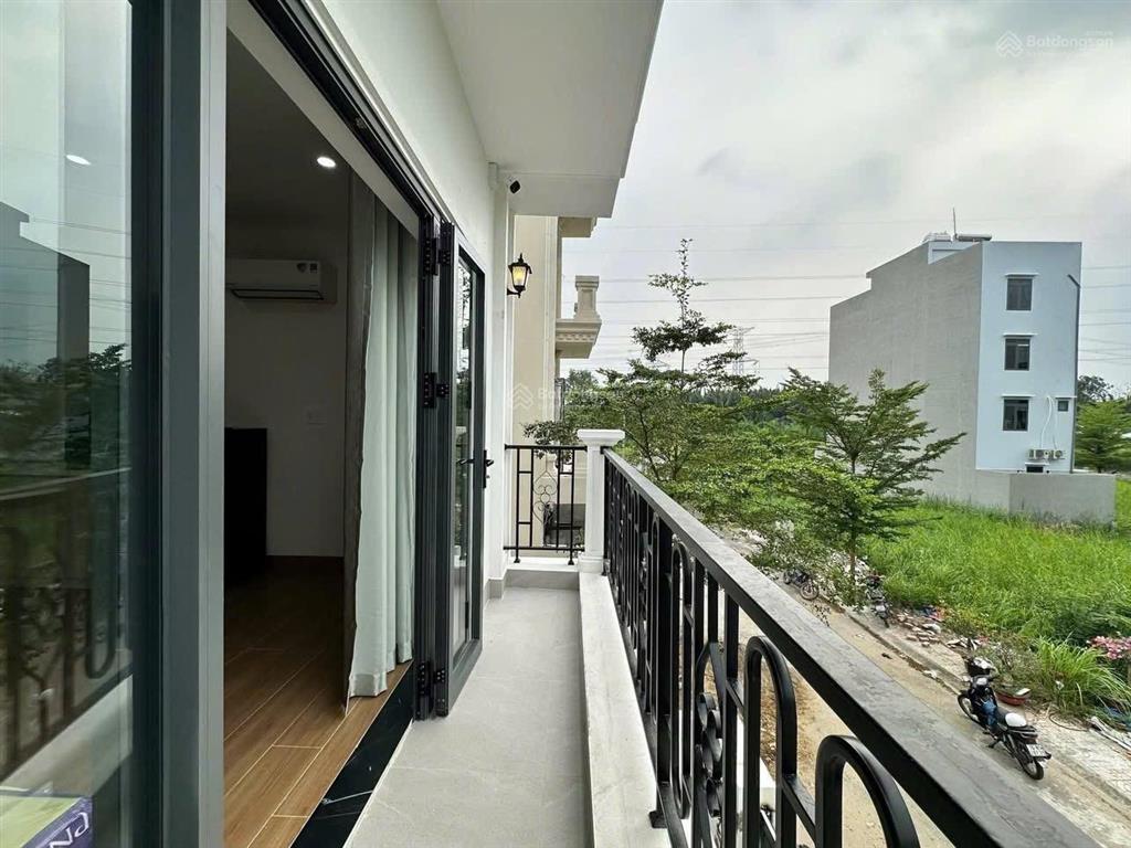 Studio ban công full nội thất trống sẵn cho thuê
