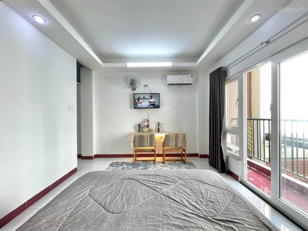 Căn hộ ban công 2 phòng ngủ riêng nhà thờ ba chuông, chợ phạm văn hai