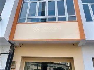 Cho thuê nhà mặt phố 7pn,5wc, đường 3/2, q10, hcm