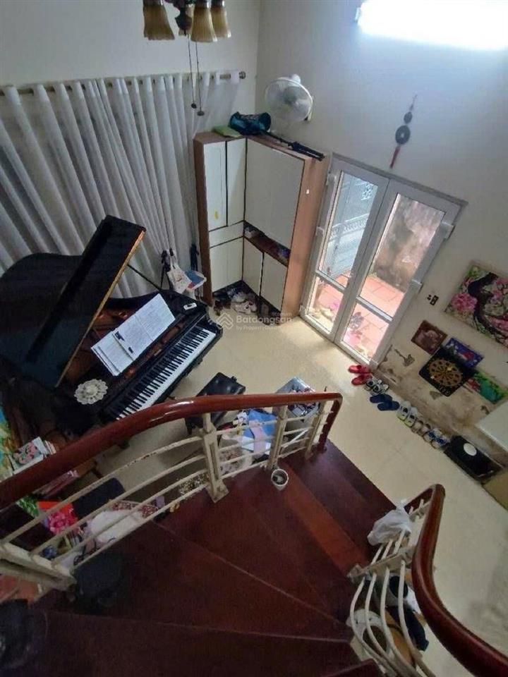Nguyễn lương bằng  lô góc thoáng đẹp  nhà khung cột  gần phố  trước nhà có sân chơi rộng.