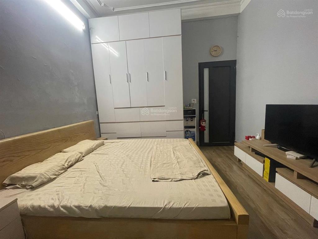 Nguyễn trãi  mặt ngõ kinh doanh  ô tô tránh, đậu đỗ trước cửa  mặt tiền rộng, thoáng.