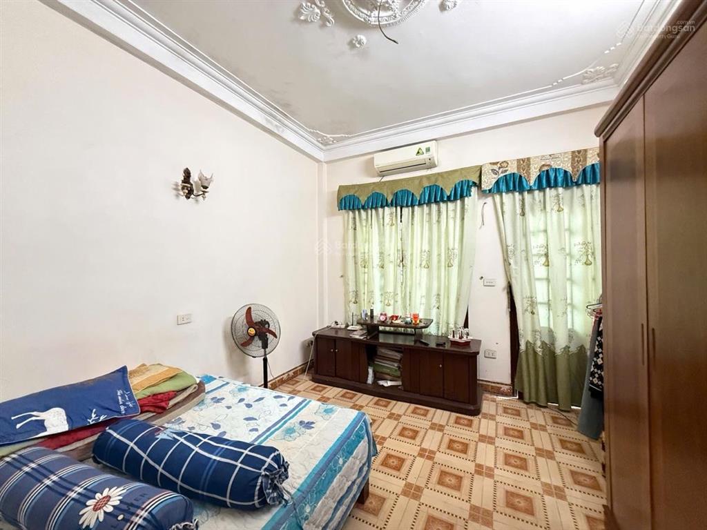 Siêu phẩm  quan nhân  lô góc 3 mặt thoáng trước sau  ngõ thông  nhà khung cột bê tông.