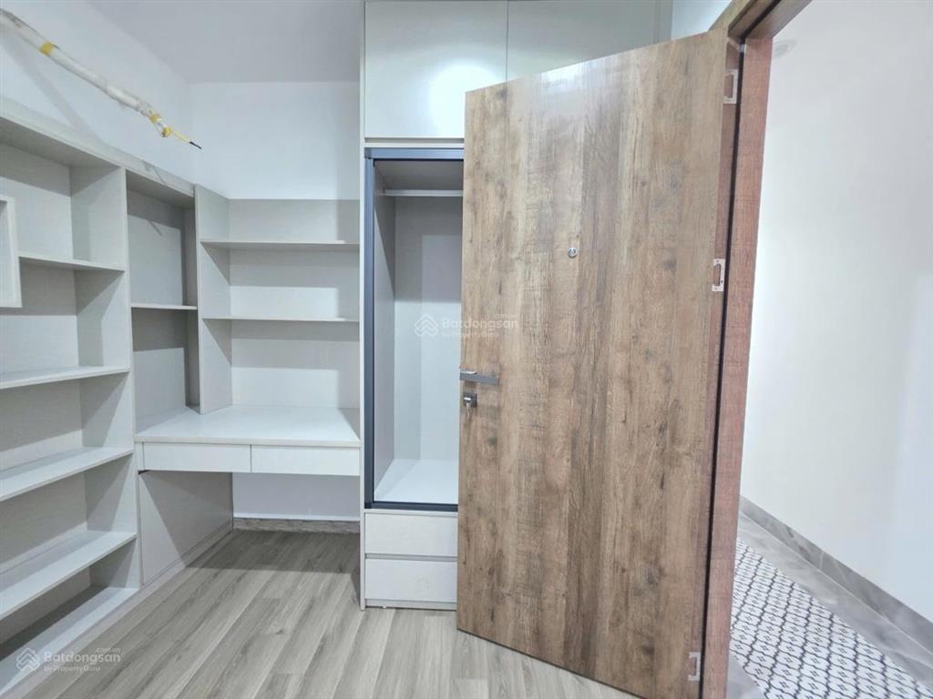 Văn chương  mặt phố kinh doanh đa dạng  hai mặt thoáng  gần hồ  nhà mới đét  thang máy
