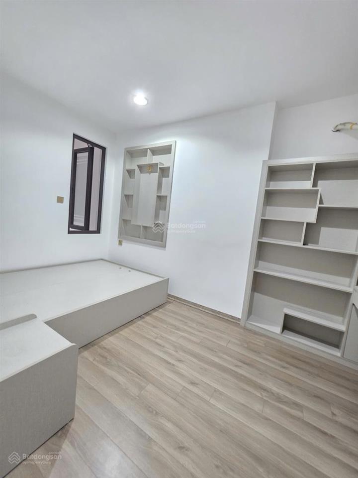 Văn chương  mặt phố kinh doanh đa dạng  hai mặt thoáng  gần hồ  nhà mới đét  thang máy