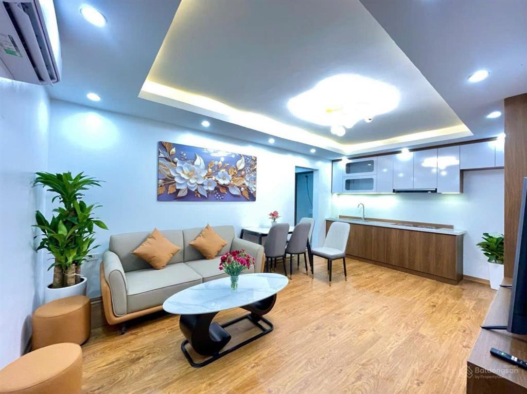 Căn hộ tập thể siêu hiếm  mặt phố phạm ngọc thạch  đống đa  ô tô đỗ chân cầu thang