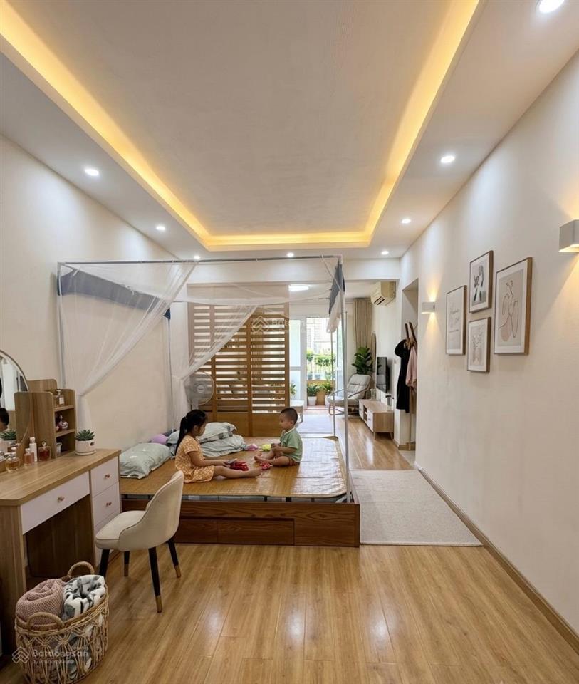 Tập thể vĩnh hồ  trung tâm đống đa  giao thông thuận tiện  gần các trường cấp 1,2,3  đại học...