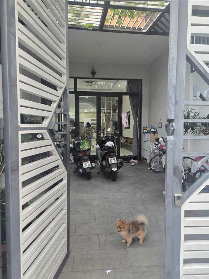 Bán gấp nhà mặt tiền kinh doanh dương quảng hàm