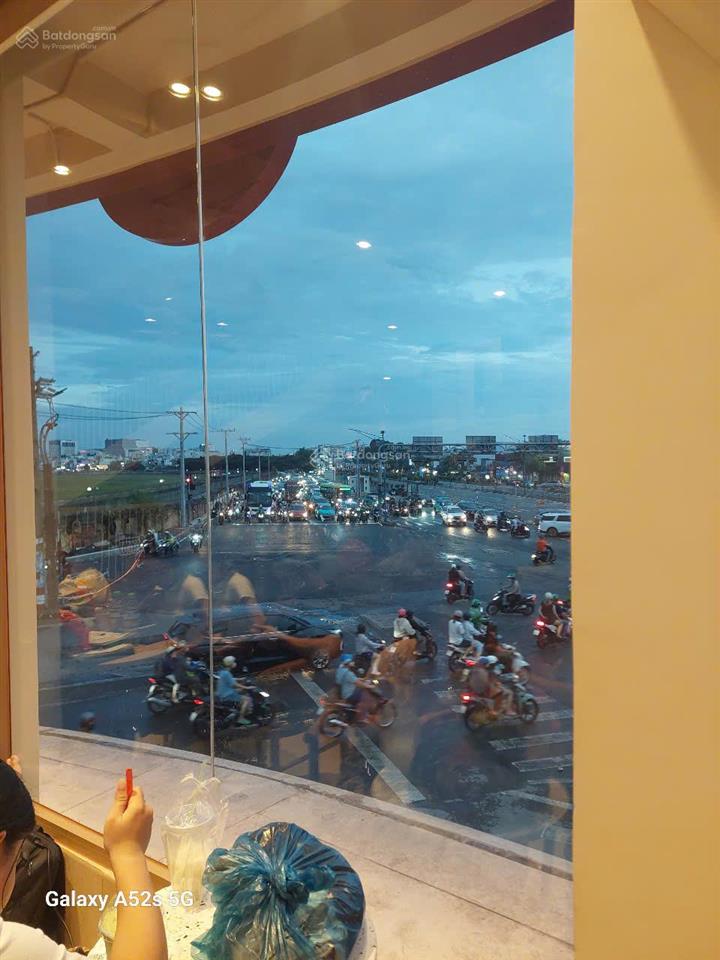Bán nhà mặt tiền dt 6.2*20m view sân bay