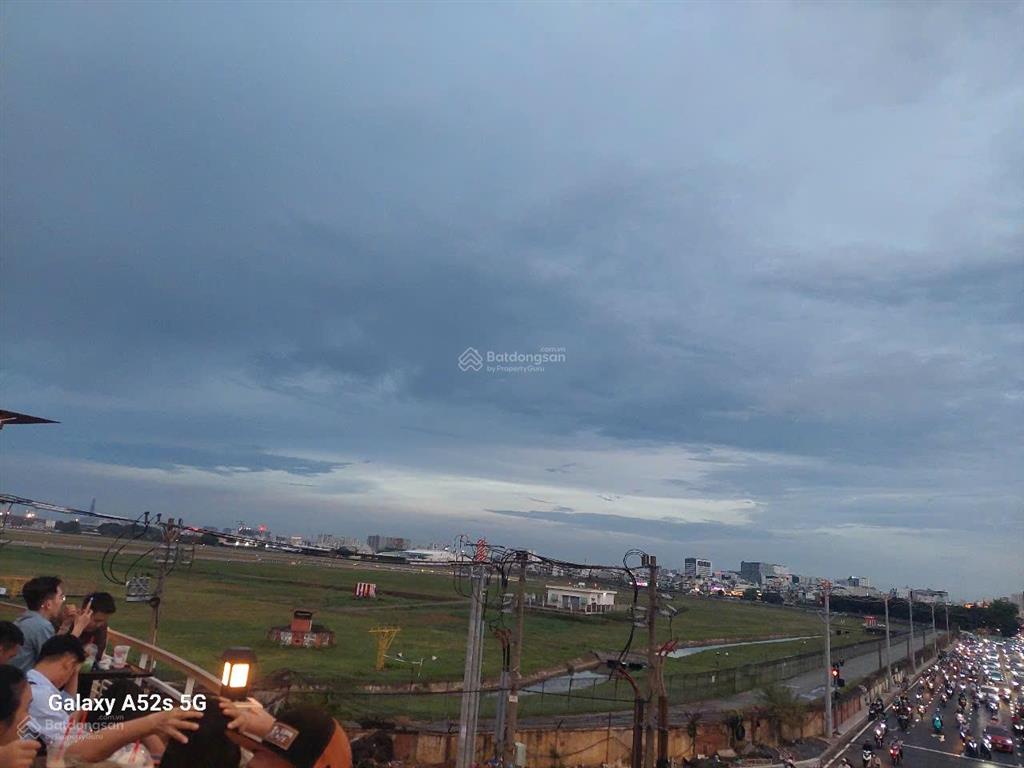 Bán nhà mặt tiền dt 6.2*20m view sân bay