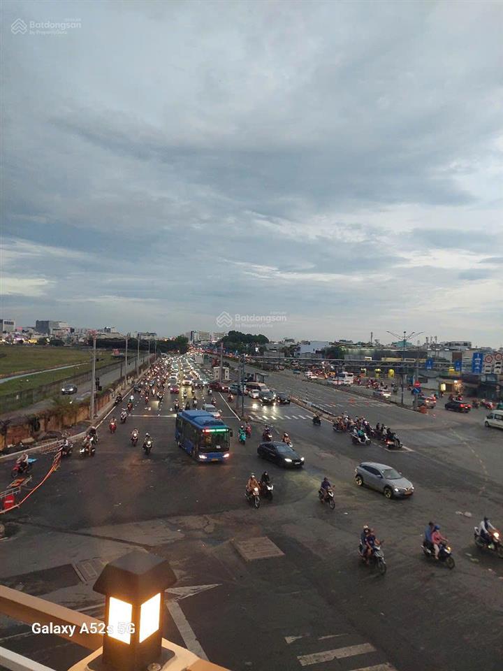 Bán nhà mặt tiền dt 6.2*20m view sân bay