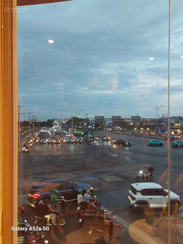 Bán nhà mặt tiền dt 6.2*20m view sân bay