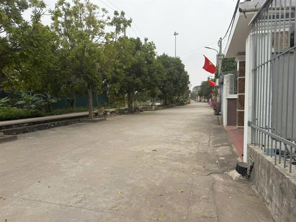 Bán đất đông anh 90m2 mặt tiền 5m đường 8m ô tô tránh vị trí bìa làng thoáng