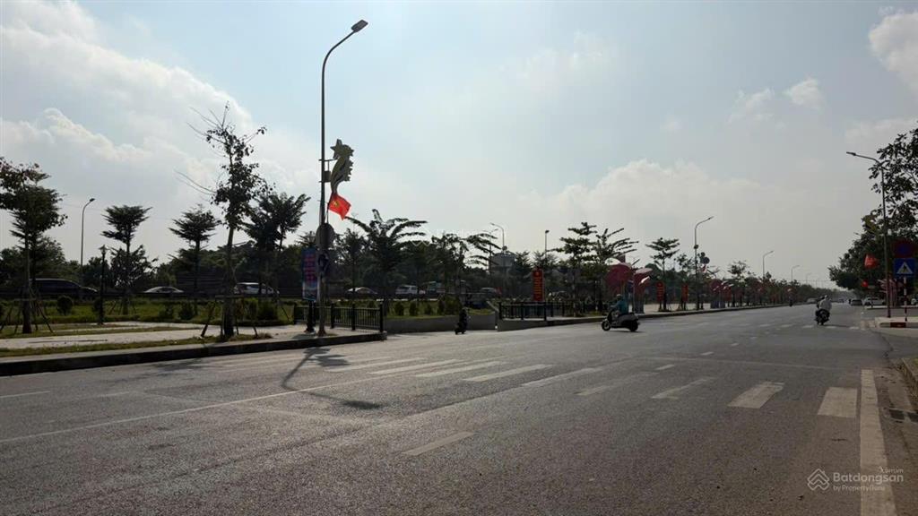 Bán nhà 3 tầng 131m2 thôn nhuế, kim chung mt 12m, gần công viên, giá 9,3 tỷ