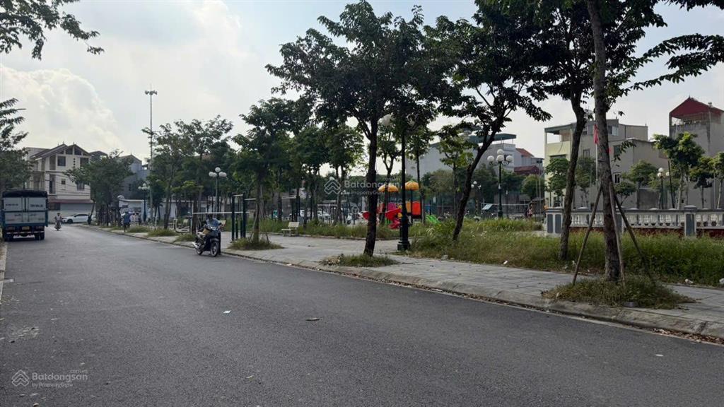 Bán nhà 3 tầng 131m2 thôn nhuế, kim chung mt 12m, gần công viên, giá 9,3 tỷ