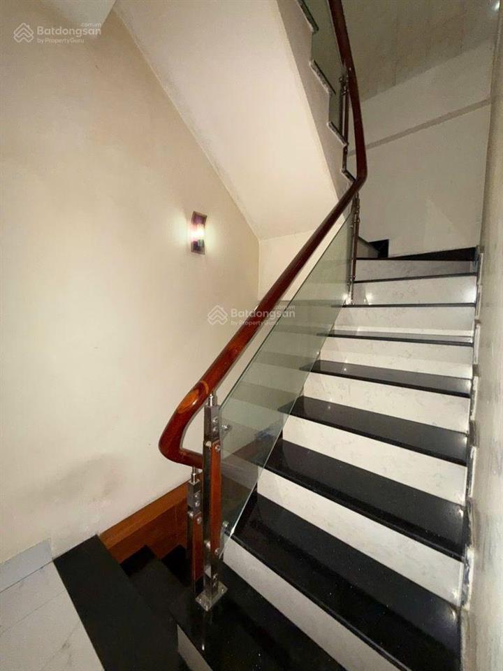 5 tầng cách mạng tháng tám  nhà còn mới  gần 40m2  khu dân trí cao  chỉ nhỉnh 6 tỷ nhỏ