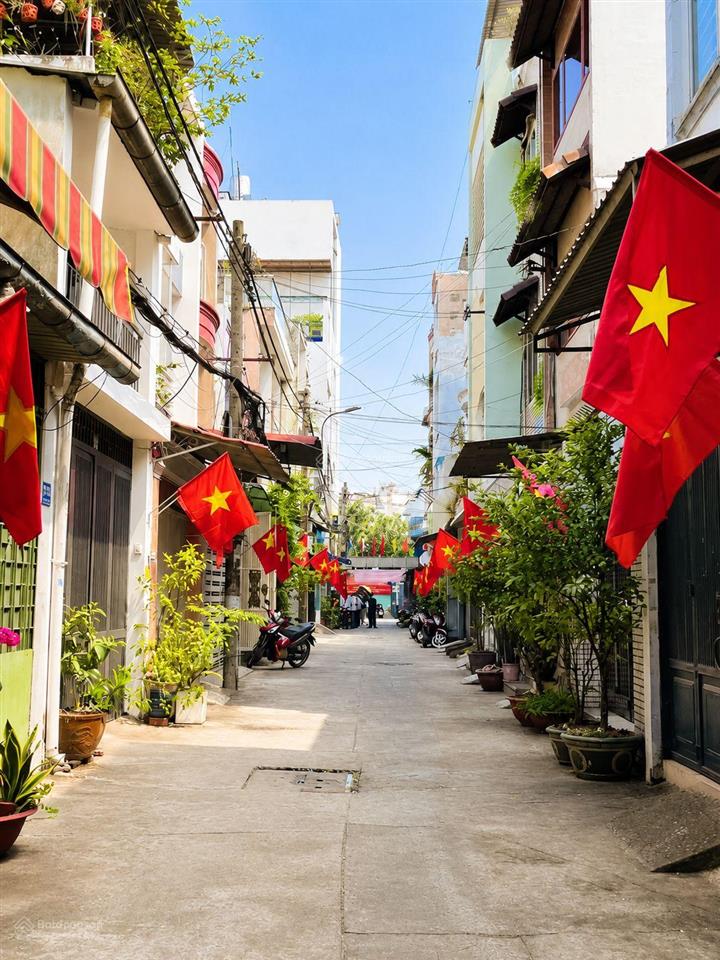 Hẻm xe hơi ngay khu bắc hải  lý thường kiệt, gần chợ tân bình. ngang 4.2 dài 15m xây 3 tầng btct