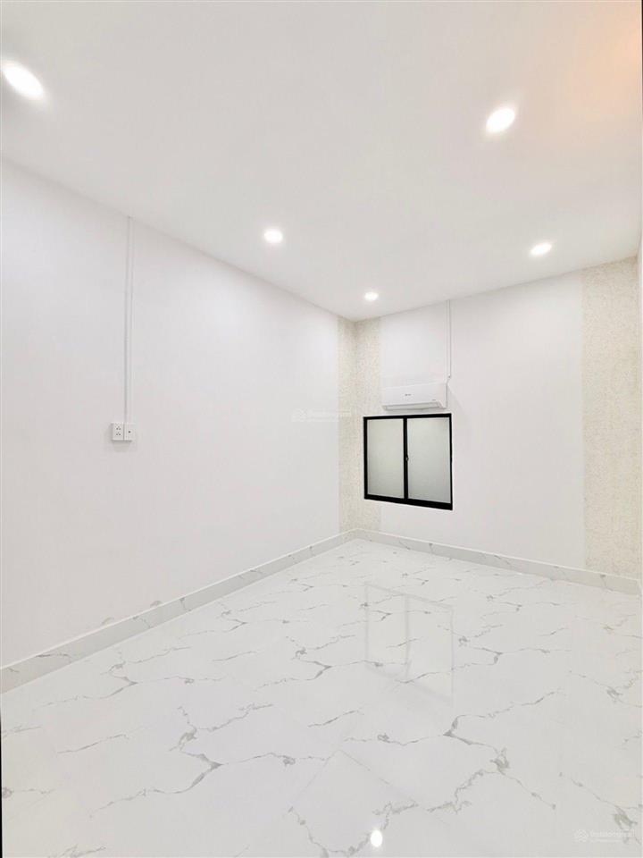 20m ra măt tiền  sát hẻm xe hơi sổ nở hậu tài lộc  nhà trống giao ngay  57m2  diện tích khủng