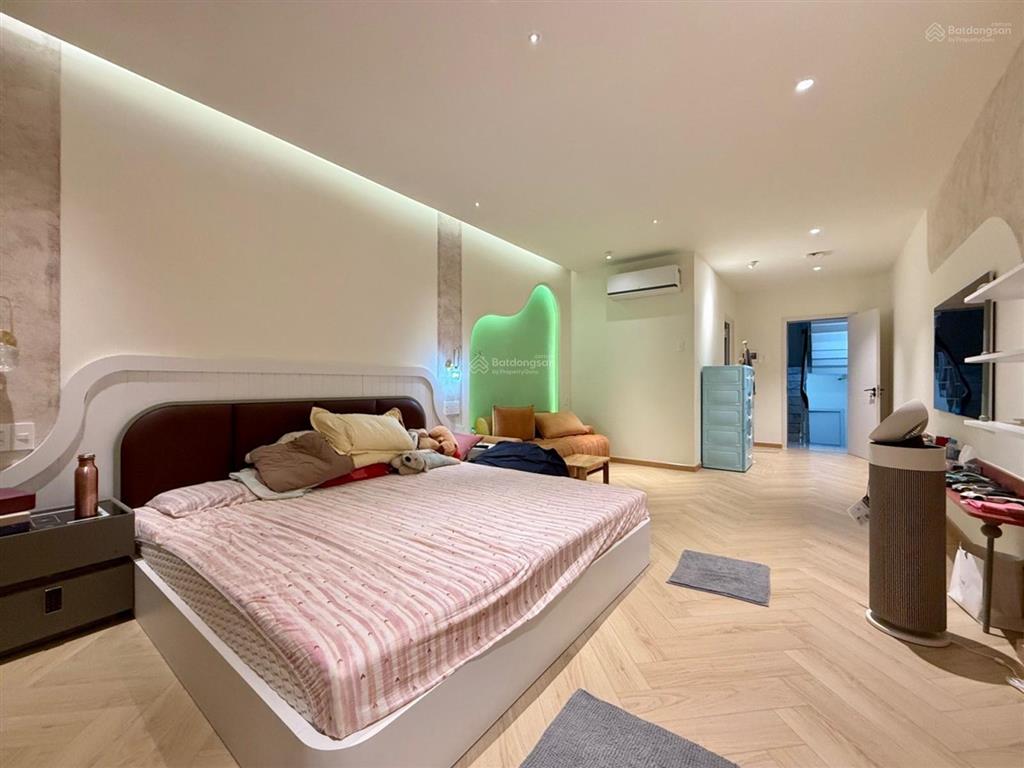 Vip  tô hiến thành  căn góc 2 mặt tiền  hxh  3 tầng btct  4.6x17  kd sầm uất  nhinh13t