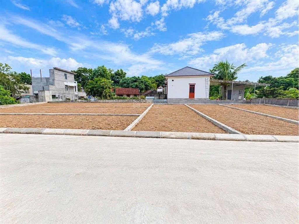 Hiếm có 1 lô 3 mặt tiền, 100m2, cách ql 217b  300m,chỉ 200 triệu, bao phí