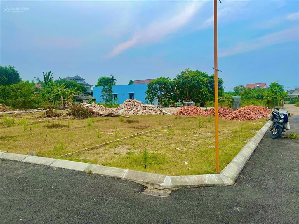 Chính chủ sụp hầm cần bán gấp lô góc 2 mặt tiền ở hòa tiến, đường nhựa 5m5 giá chỉ 1ty190