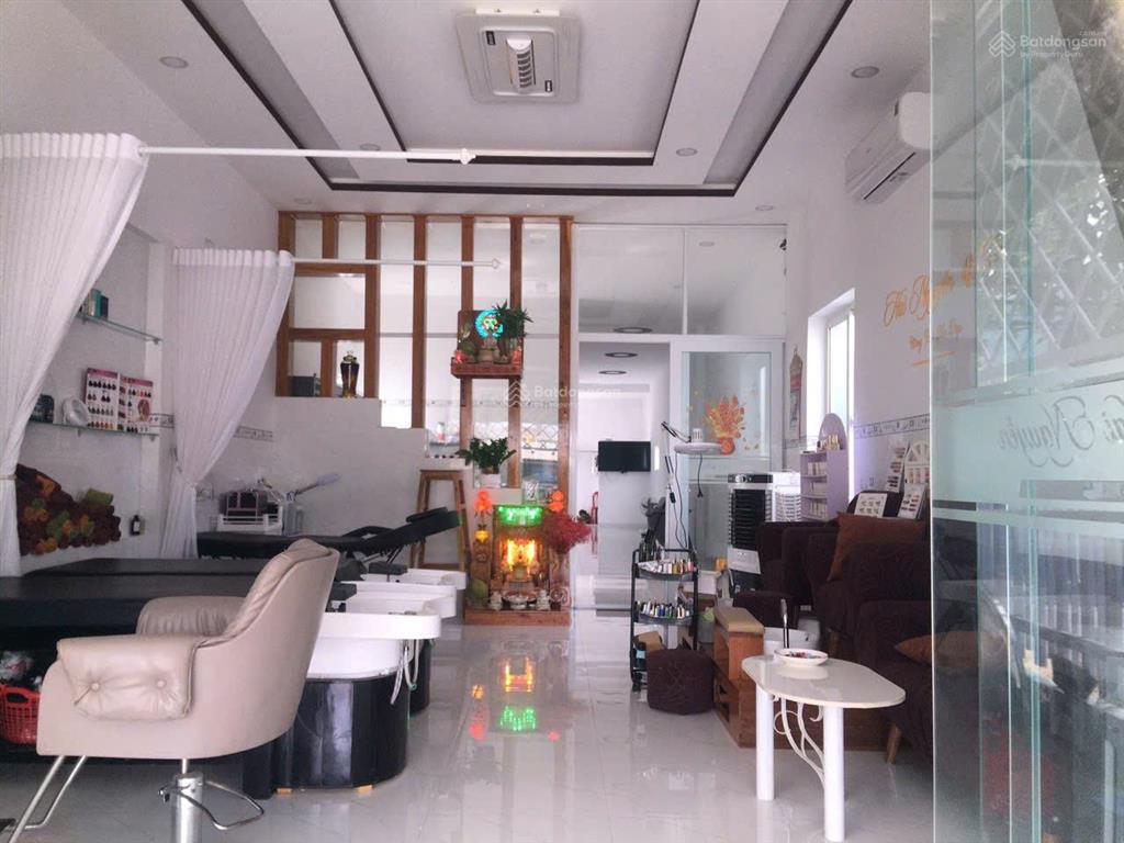 Căn nhà còn mới  vừa ở vừa kinh doanh rất thuận tiện vì nằm ngay khu đông dân cư