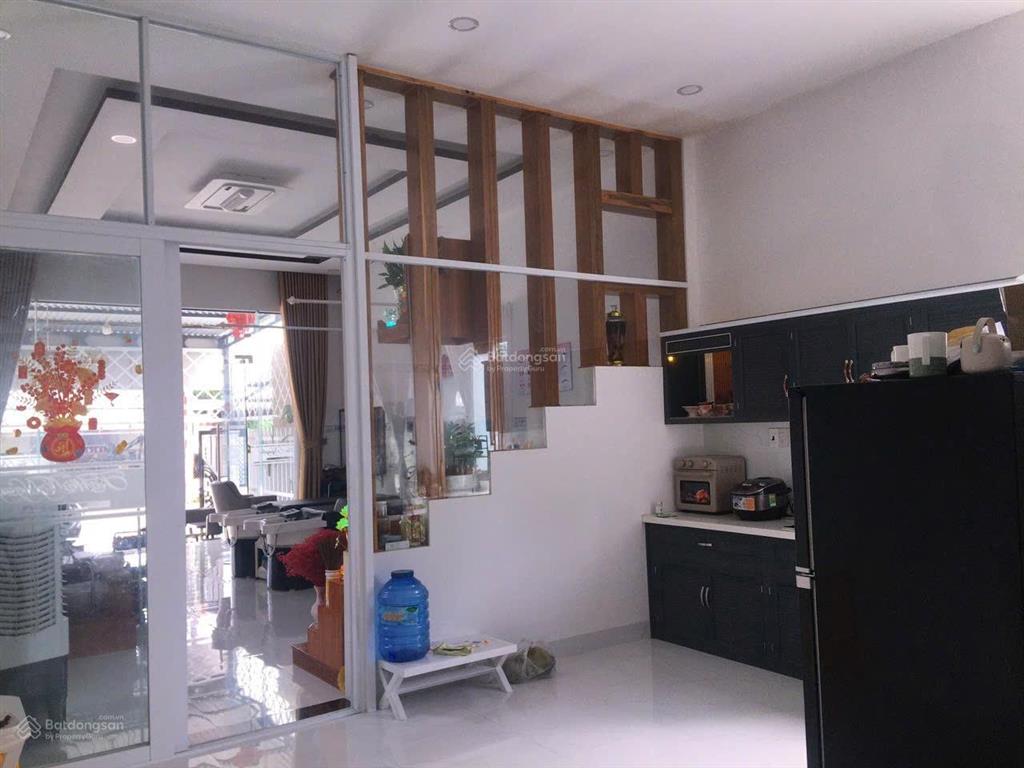 Căn nhà còn mới  vừa ở vừa kinh doanh rất thuận tiện vì nằm ngay khu đông dân cư
