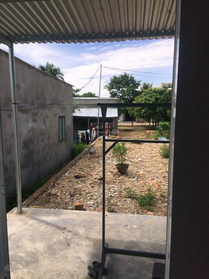Căn nhà còn mới  vừa ở vừa kinh doanh rất thuận tiện vì nằm ngay khu đông dân cư