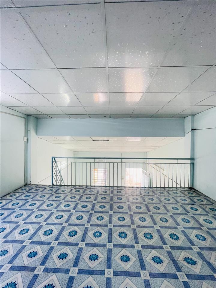 Nhà nguyên căn cấp 4 80m2, ngay chợ phạm văn bạch, có gác lửng