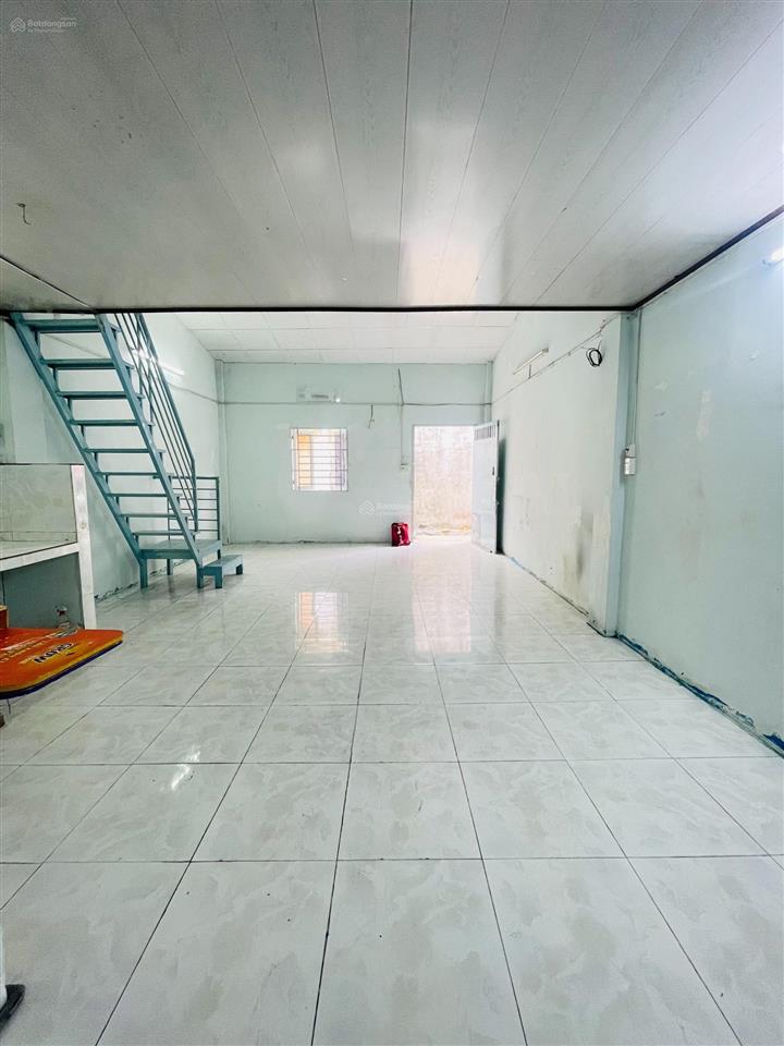 Nhà nguyên căn cấp 4 80m2, ngay chợ phạm văn bạch, có gác lửng