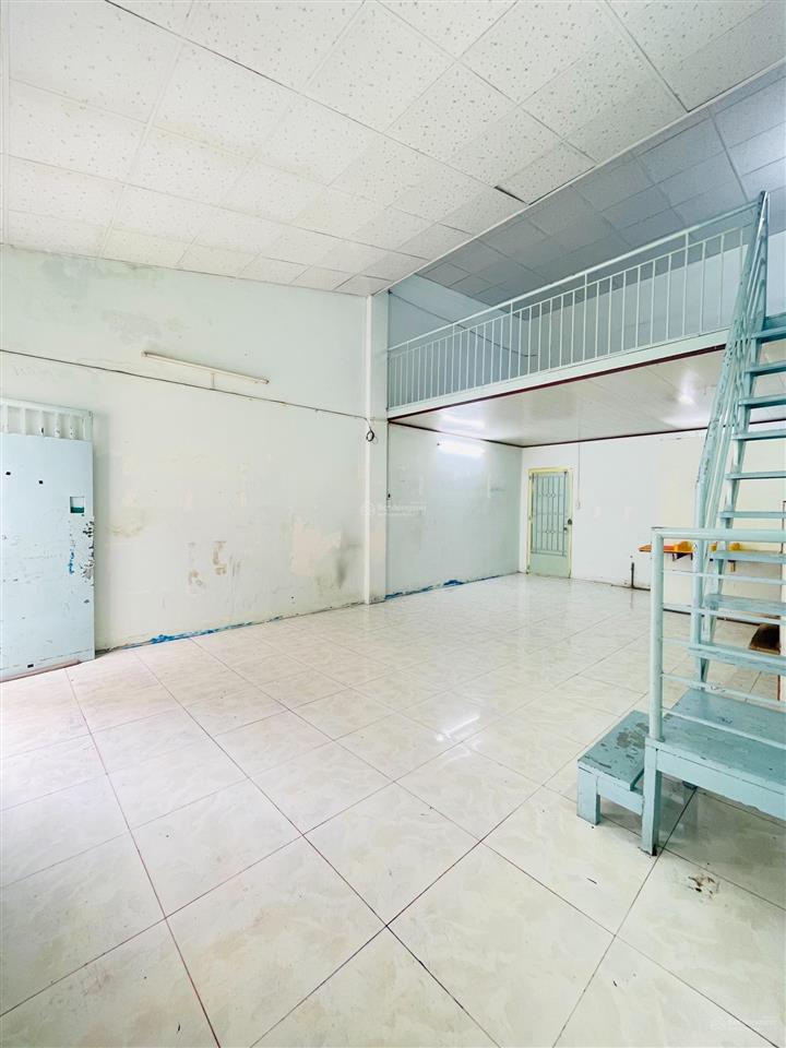 Nhà nguyên căn cấp 4 80m2, ngay chợ phạm văn bạch, có gác lửng