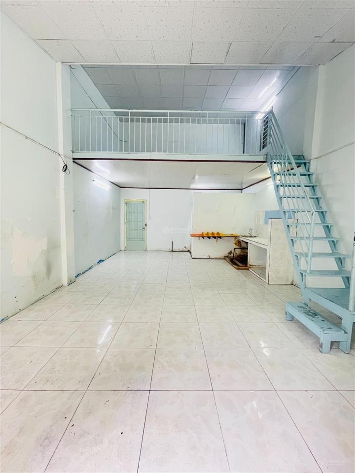 Nhà nguyên căn cấp 4 80m2, ngay chợ phạm văn bạch, có gác lửng
