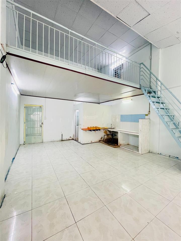 Nhà nguyên căn cấp 4 80m2, ngay chợ phạm văn bạch, có gác lửng