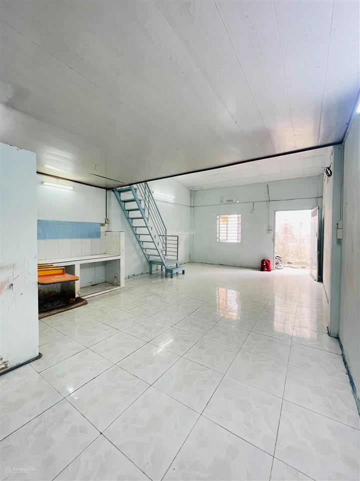 Nhà nguyên căn cấp 4 80m2, ngay chợ phạm văn bạch, có gác lửng