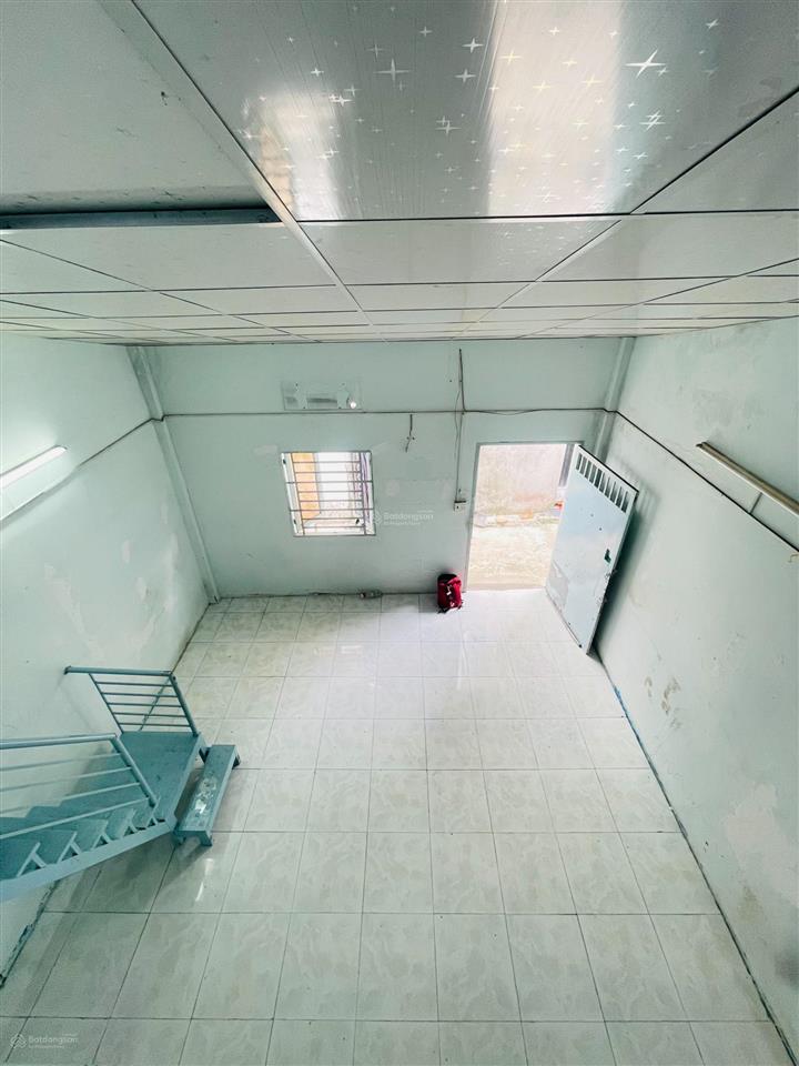 Nhà nguyên căn cấp 4 80m2, ngay chợ phạm văn bạch, có gác lửng