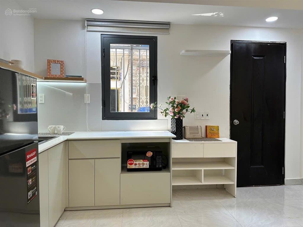 Trống lại phòng cửa sổ trời gần etwon cộng hoà trục đường thuận tiện di chuyển qua sân bay tân bình