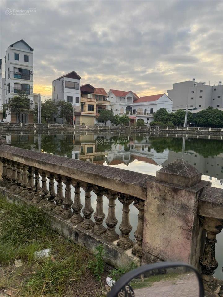 Các bác đang thấy phố xá đông quá, cần mua nhà có chỗ để xe thoải mái. nhà chất, ở sướng 7 chỗ vào