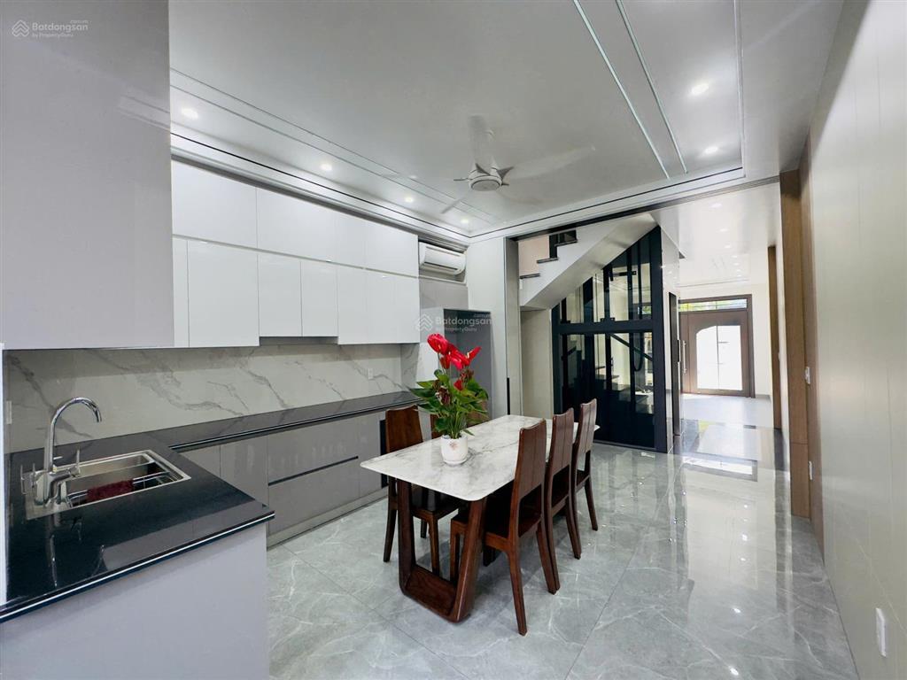 Nhà đẹp thang máy  full nội thất  phân lô lê hồng phong