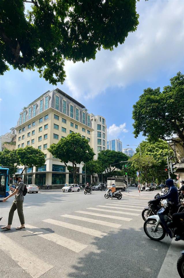 Bán tòa nhà mặt phố bà triệu, quận hoàn kiếm, 700m, 11 tầng, mt 80m, lô góc, 820 tỷ
