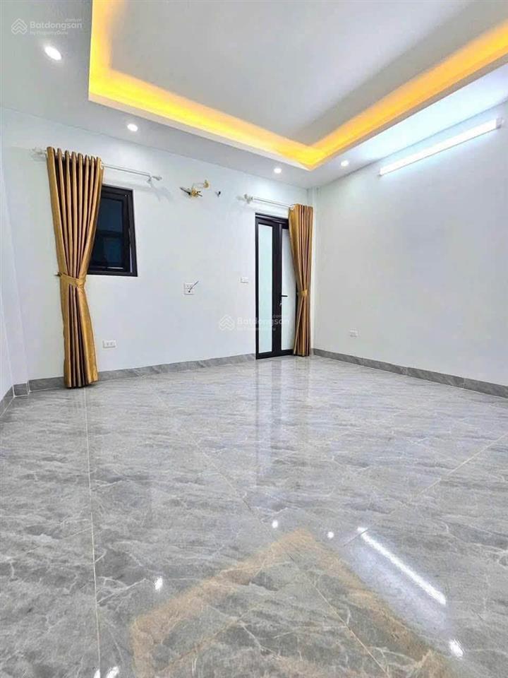 Bán nhà trần thái tông 33m²  5 tầng  gần ô tô  ngõ thông  chỉ 8 tỷ