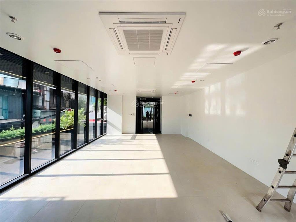 Bán nhà hoàng quốc việt, 110m², 10 tầng, mt rộng 5,8m, 50 tỷ cực hiếm