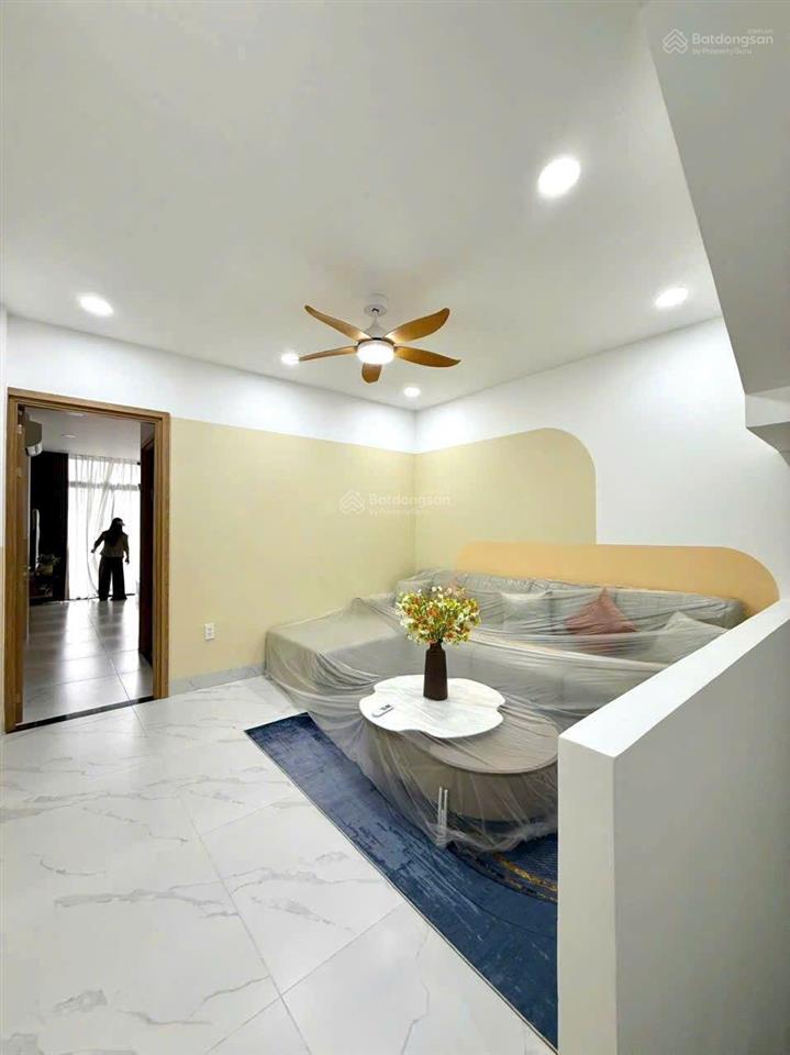 Một trệt 2 lầu, đường thới an 20q12 dt 87m, ngang 4 dài 22 m, sân thượng trước sau, sổ hồng riêng.