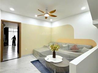 Một trệt 2 lầu, đường thới an 20q12 dt 87m, ngang 4 dài 22 m, sân thượng trước sau, sổ hồng riêng.