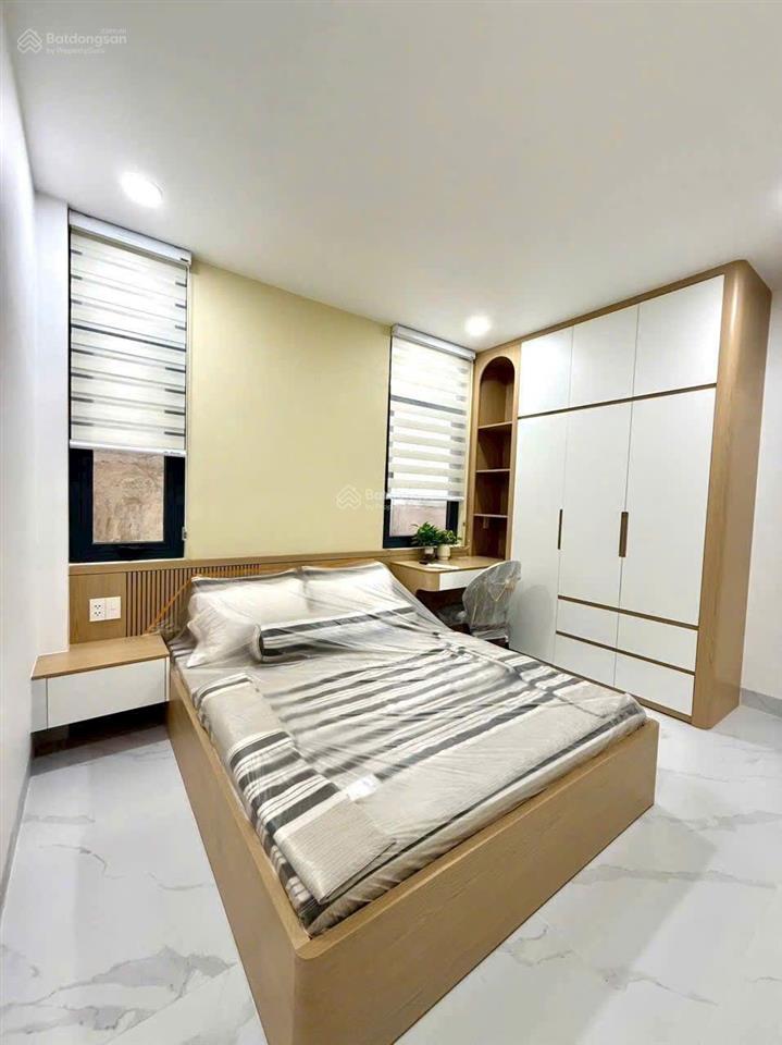 Một trệt 2 lầu, đường thới an 20q12 dt 87m, ngang 4 dài 22 m, sân thượng trước sau, sổ hồng riêng.