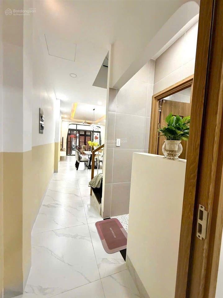 Một trệt 2 lầu, đường thới an 20q12 dt 87m, ngang 4 dài 22 m, sân thượng trước sau, sổ hồng riêng.