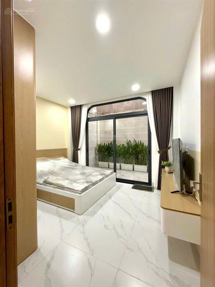 Một trệt 2 lầu, đường thới an 20q12 dt 87m, ngang 4 dài 22 m, sân thượng trước sau, sổ hồng riêng.