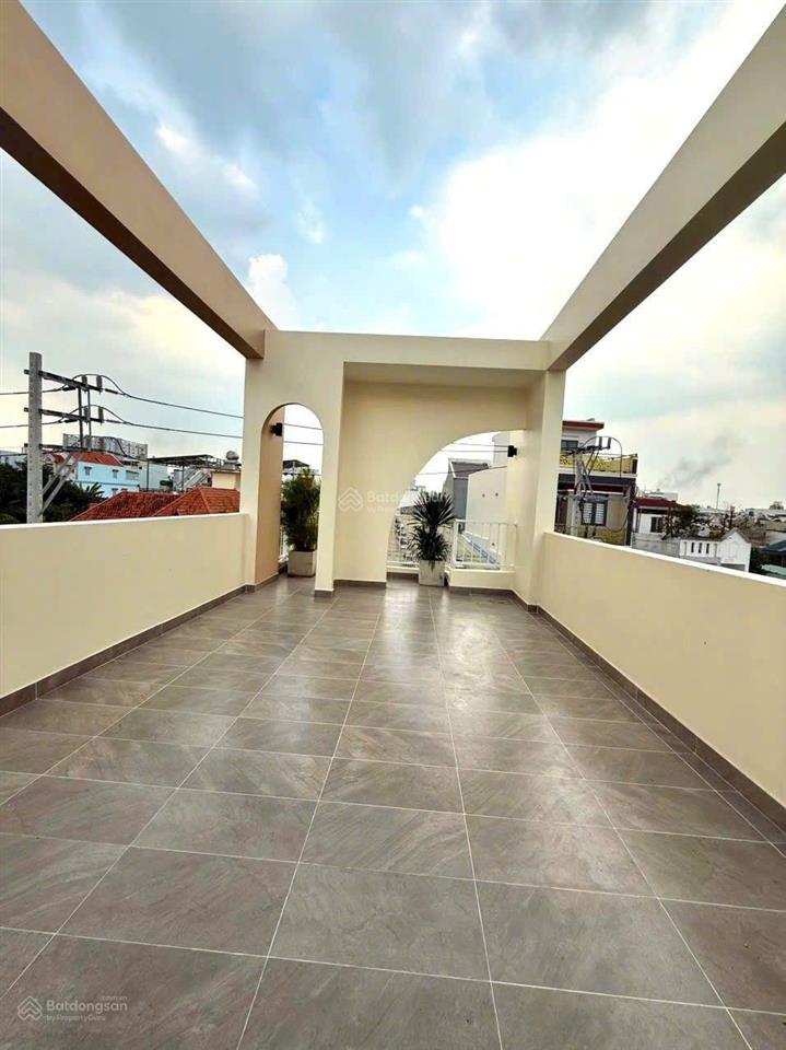 Một trệt 2 lầu, đường thới an 20q12 dt 87m, ngang 4 dài 22 m, sân thượng trước sau, sổ hồng riêng.
