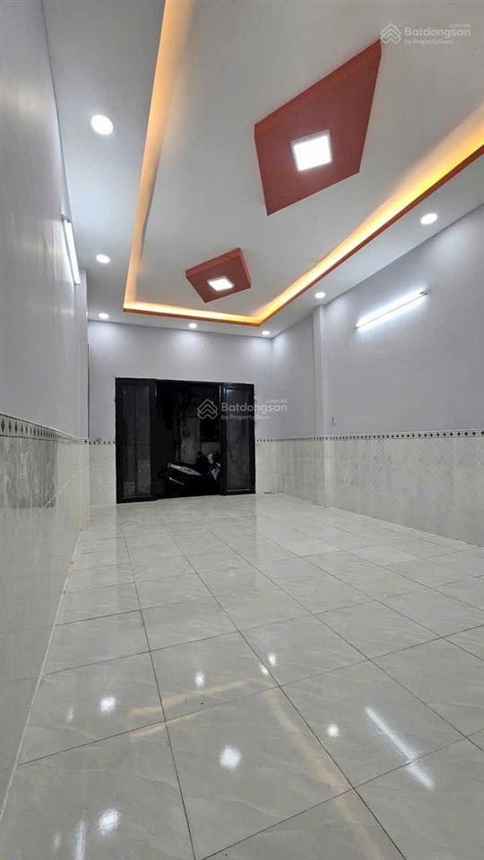 Sát mặt đường lê lợi. thị trấn hóc môn, dt, 68m, ngang 4m dài 17m 2pn, sổ hồng riêng, đã hoàn công